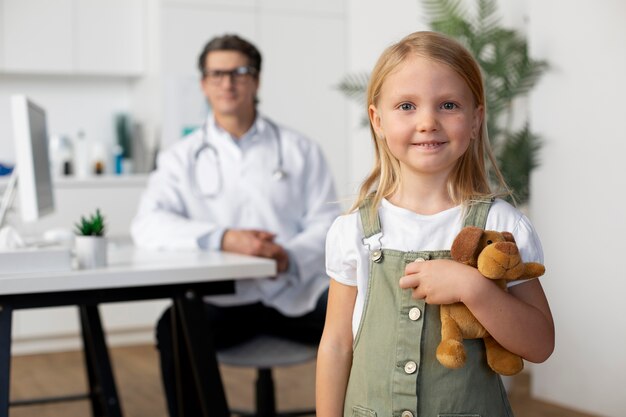 Ragazza all'ufficio del pediatra per un esame fisico