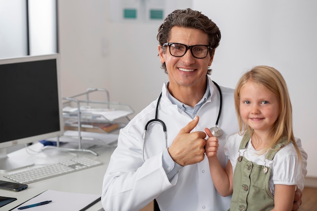 Ragazza all'ufficio del pediatra per un esame fisico