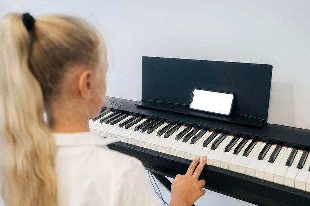 鍵盤楽器を演奏する少女