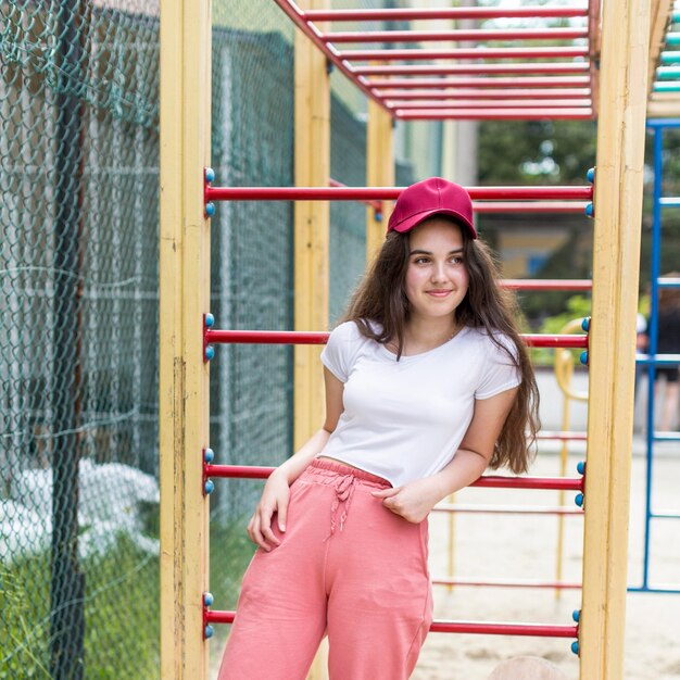 Молодая девушка позирует в парке на открытом воздухе