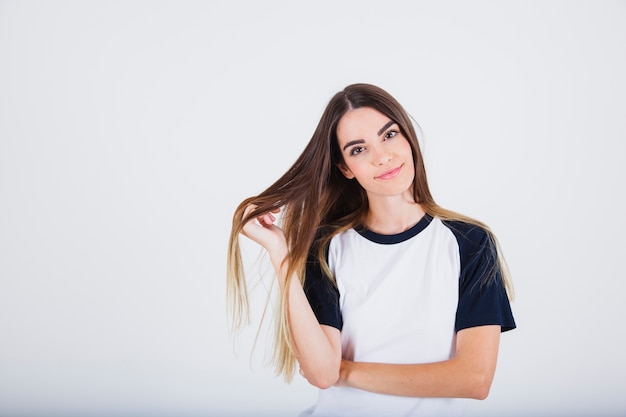 Free photo young girl posing with her hair