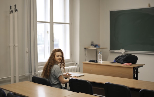 Giovane ragazza in un'aula scolastica