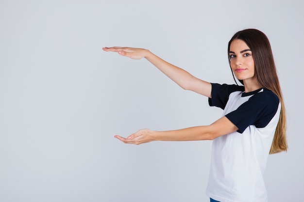 Ragazza che mostra la dimensione