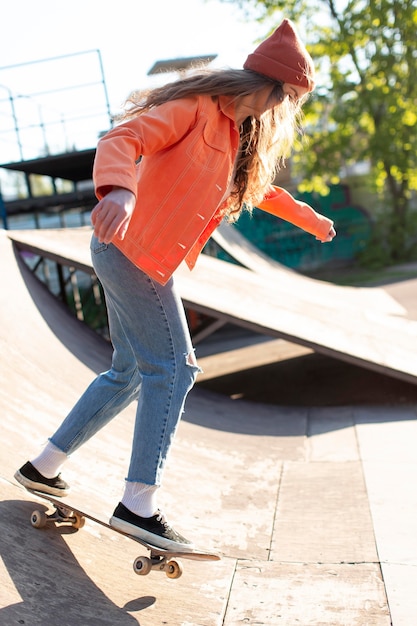 밖에 서 스케이트 어린 소녀