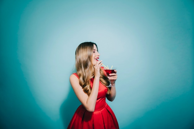 Free photo young girl smiling with cocktail