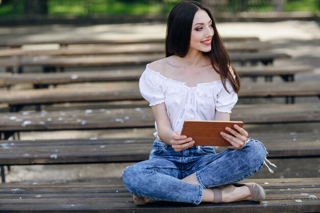 Free photo young girl smiling with a tablet