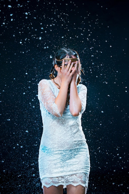 Foto gratuita la ragazza che sta sotto l'acqua corrente