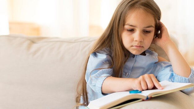 Молодая девушка учится дома с копией пространства