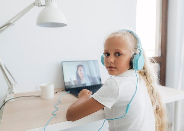Молодая девушка учится онлайн