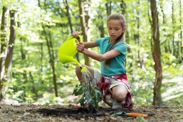 Foto gratuita ragazza che si prende cura dell'ambiente