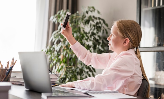 Free photo young girl taking a selfie