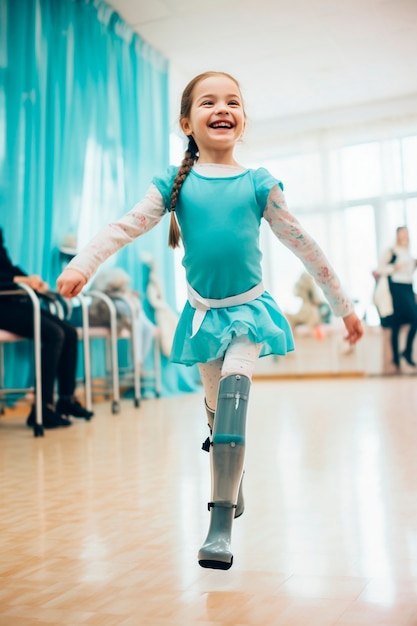 Free photo young girl training at the gym in gymnastics sport