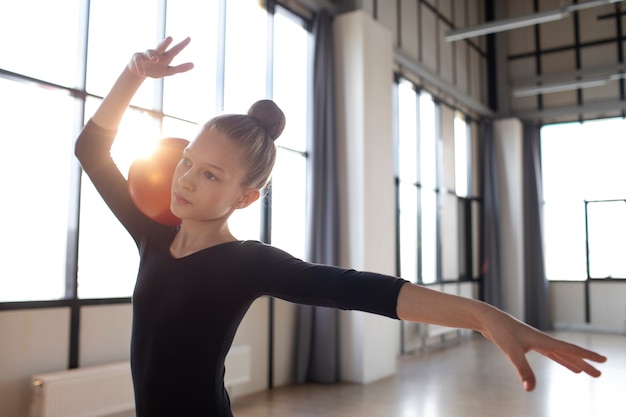 体操の若い女の子のトレーニング