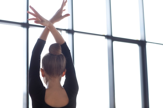 Foto gratuita giovane ragazza che si allena in ginnastica