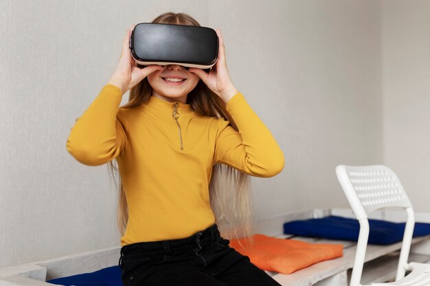 Молодая девушка примеряет очки виртуальной реальности и развлекается