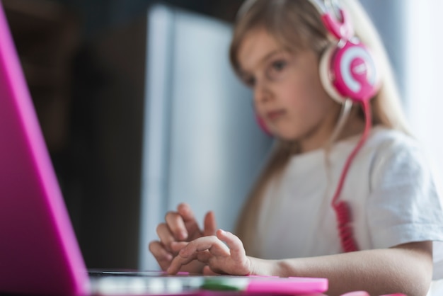 Ragazza che per mezzo del computer portatile