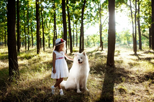 산책, 일몰 공원에서 강아지와 함께 재생하는 어린 소녀.