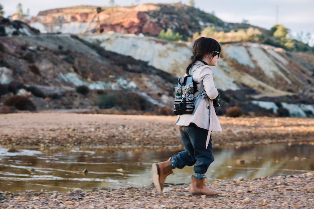 Ragazza che cammina al fiume