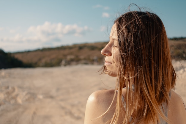 Foto gratuita la ragazza cammina in una serata estiva soleggiata di carriera