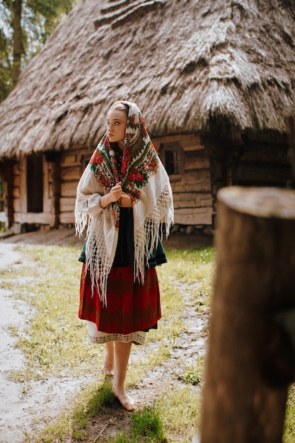 어린 소녀는 전통적인 우크라이나 드레스 마을에서 산책