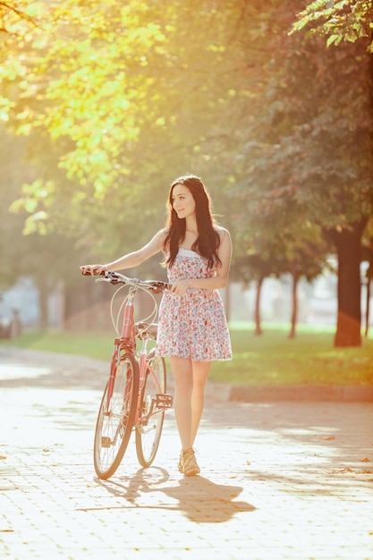 公園で自転車を持つ少女