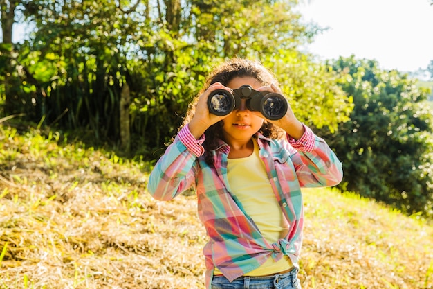 Free photo young girl with binoculars