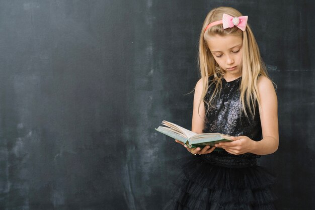 Молодая девушка с книгой на доске