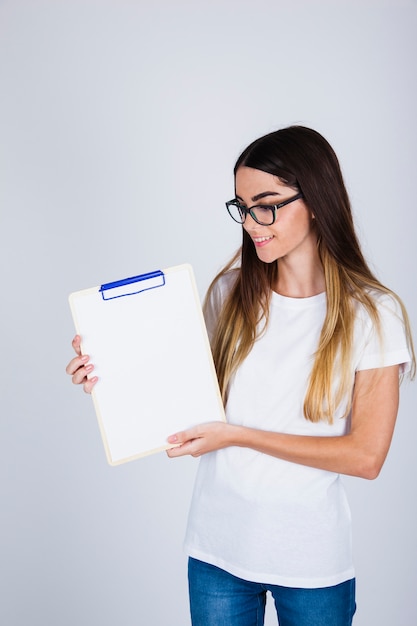 Free photo young girl with clipboard