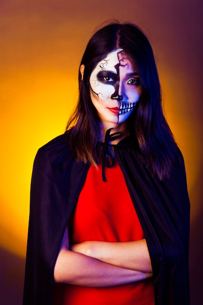 Бесплатное фото Молодая девушка с хэллоуин макияж