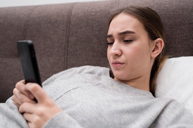 電話で若い女の子のクローズアップ