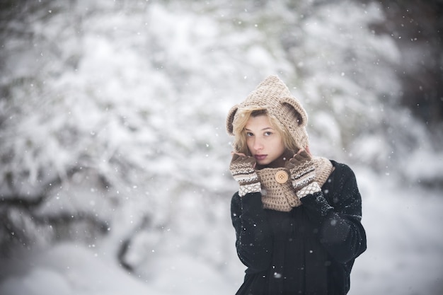 ピントの合っていない背景に雪に包まれた少女