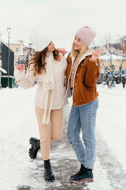 Foto gratuita giovani amiche all'aperto che si guardano l'un l'altro