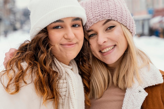 Foto gratuita giovani amiche all'aperto