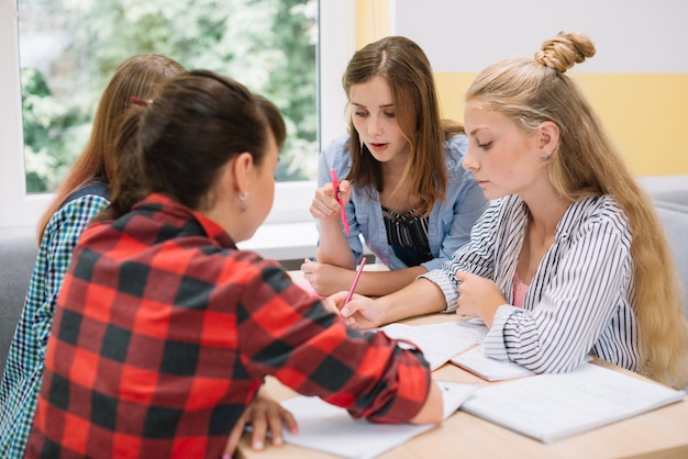 Free photo young girls collaborating on studies