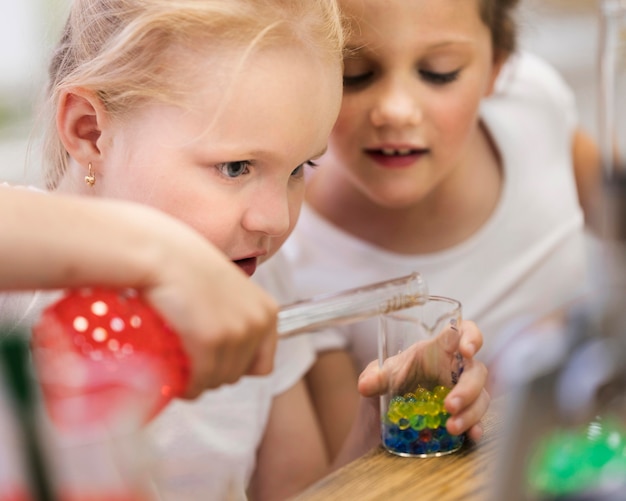 Free photo young girls doing science experiments