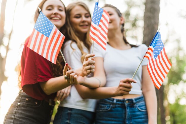 Молодые девушки на природе с американскими флагами