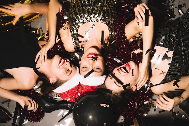 Foto gratuita giovani ragazze ad una festa