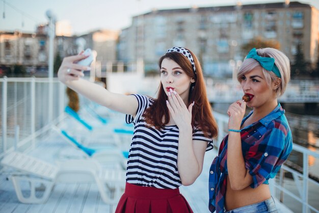 어린 소녀는 selfie에 대 한 포즈