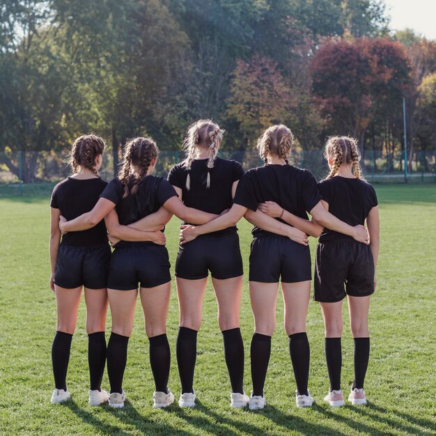 サッカーのピッチに立っている若い女の子