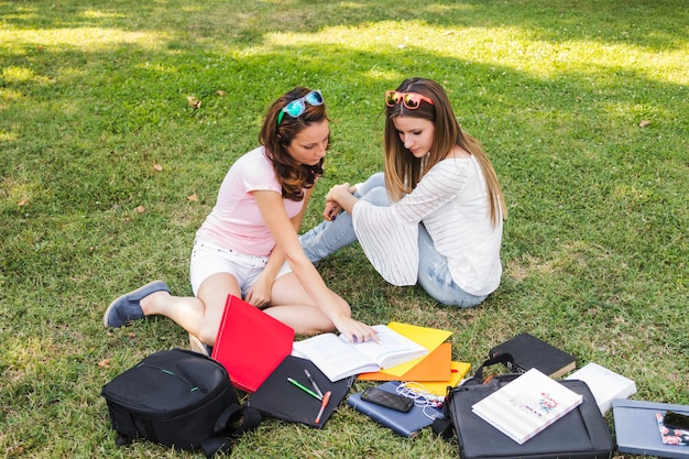 無料写真 芝生で勉強している若い女の子