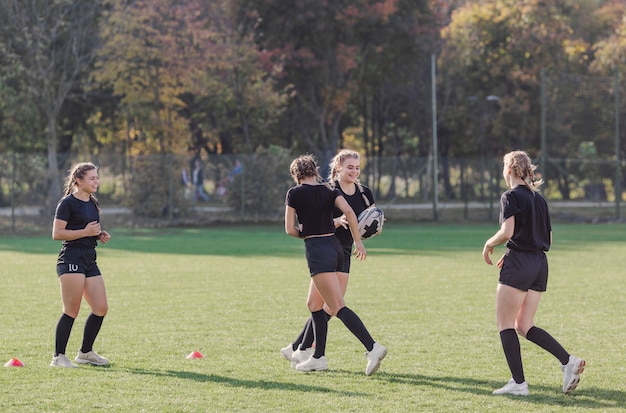 Ragazze che si allenano per una partita di rugby