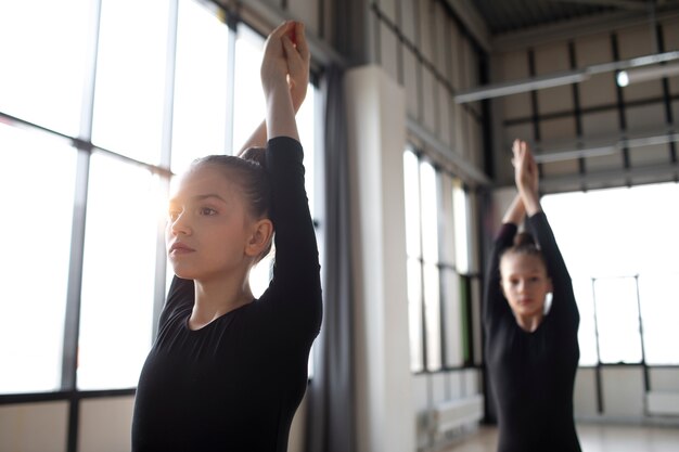 Молодые девушки вместе тренируются в гимнастике