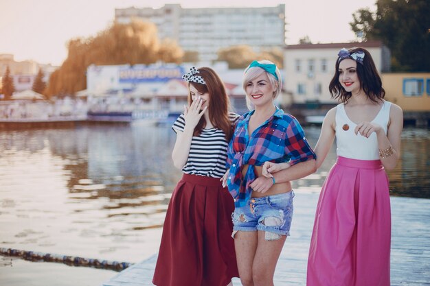 Молодые девушки, идущие вдоль набережной