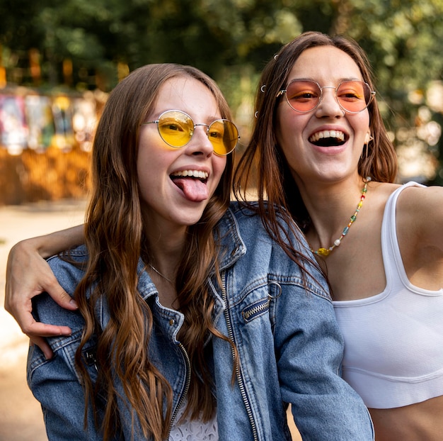 Free photo young girls with sunglasses