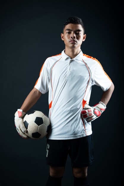 아카데미 축구 팀의 고립 된 젊은 골키퍼 축구 남자