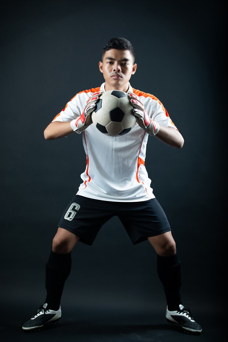 무료 Photo 젊은 골키퍼 축구 선수가 아카데미 축구 팀에서 고립되었습니다.