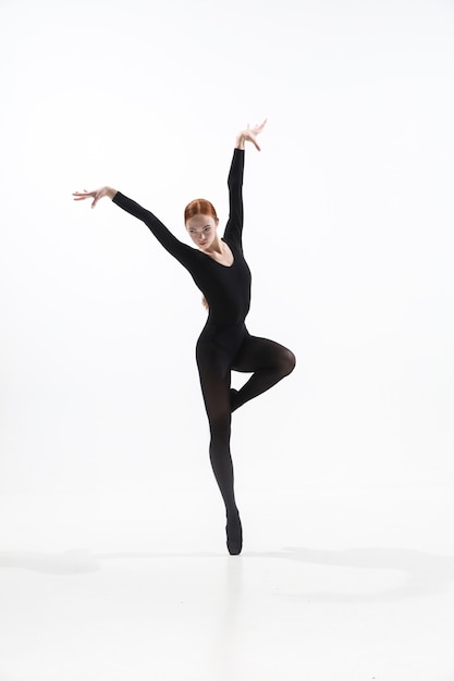 Молодой и изящный артист балета в минималистичном черном стиле, изолированные на белом