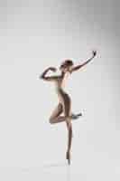 무료 사진 젊은 우아한 여성 발레 댄서 또는 흰색 스튜디오에서 춤을 추는 클래식 발레리나. 뾰족한 신발에 백인 모델