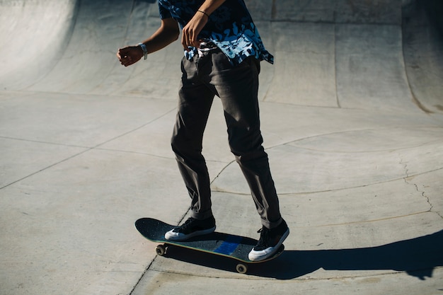 스케이트 보드와 젊은 남자의 다리