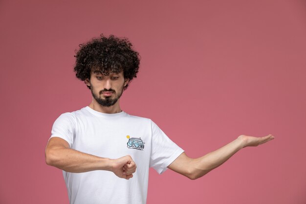 彼の手首にショックを受けた若い男
